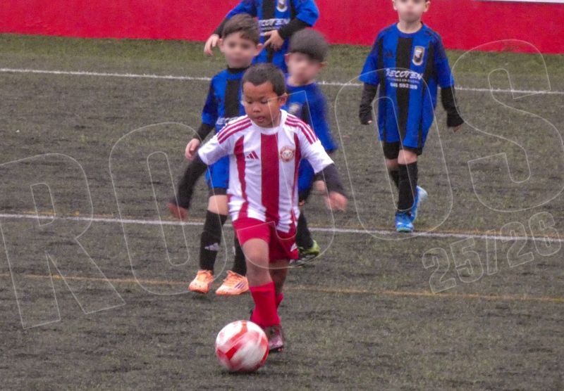 Prebenjamín: Los rojos bailan bajo la lluvia