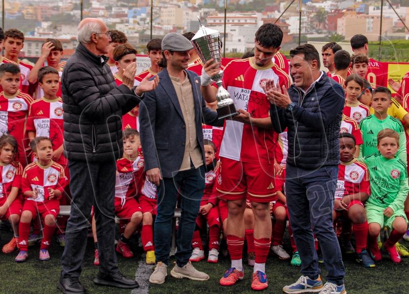 Entrega del trofeo de Campeones en el Argelio Tabares